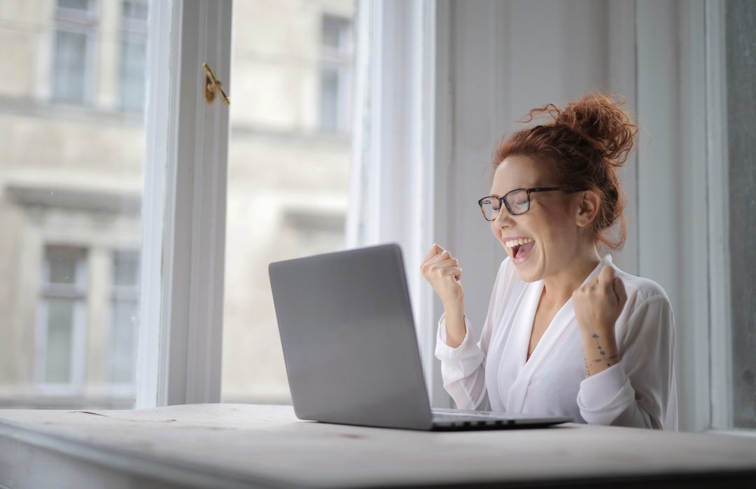 Personne soulagée devant un ordinateur portable, illustrant l’avantage fiscal de l’assistance informatique à domicile.
