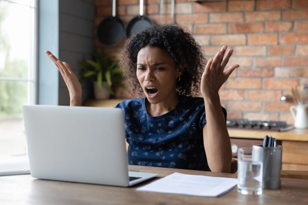 Prise qui bouge, étincelles ou batterie qui ne charge plus ?