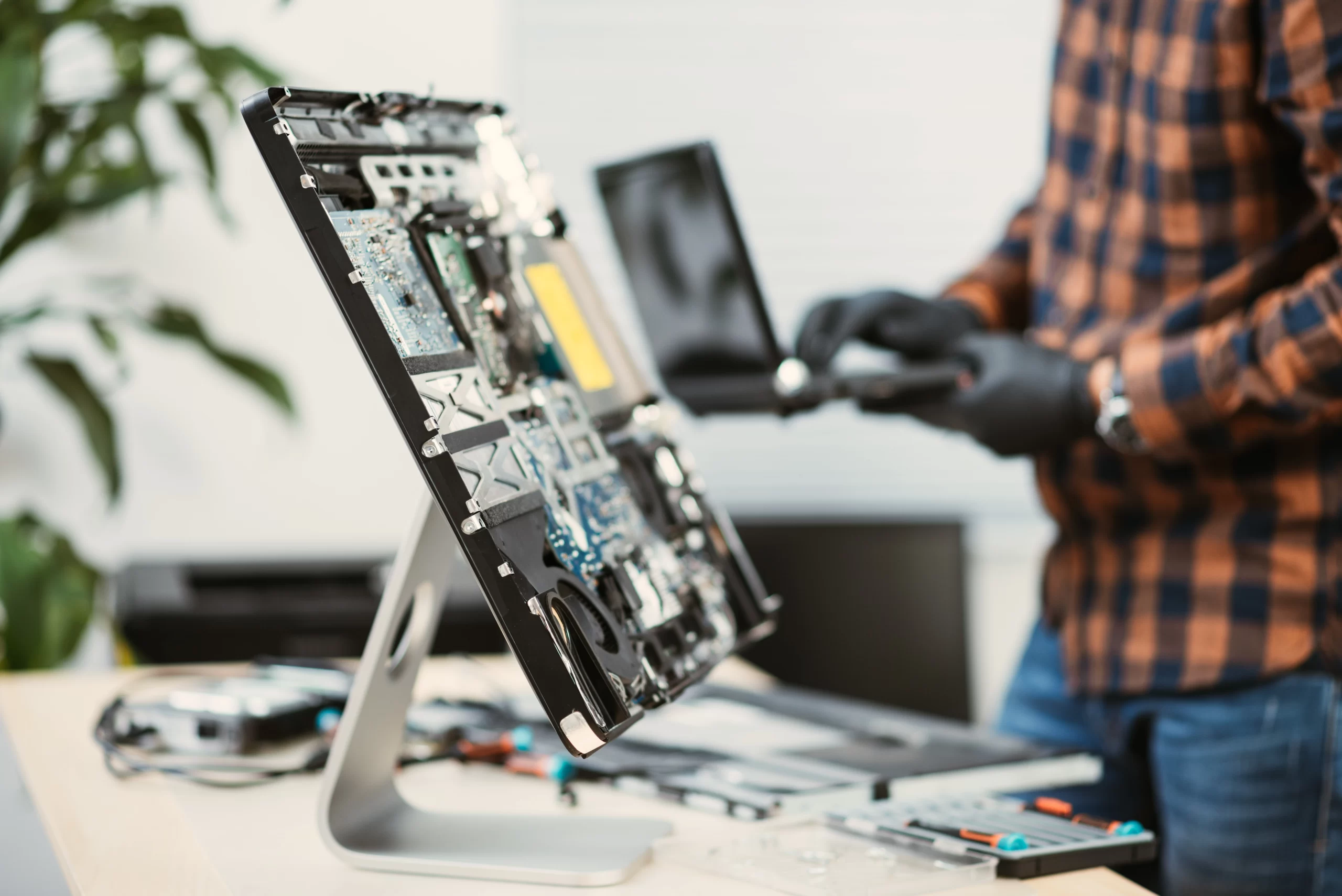 Remplacer un écran d'ordinateur cassé : PC/Mac de bureau ou portable